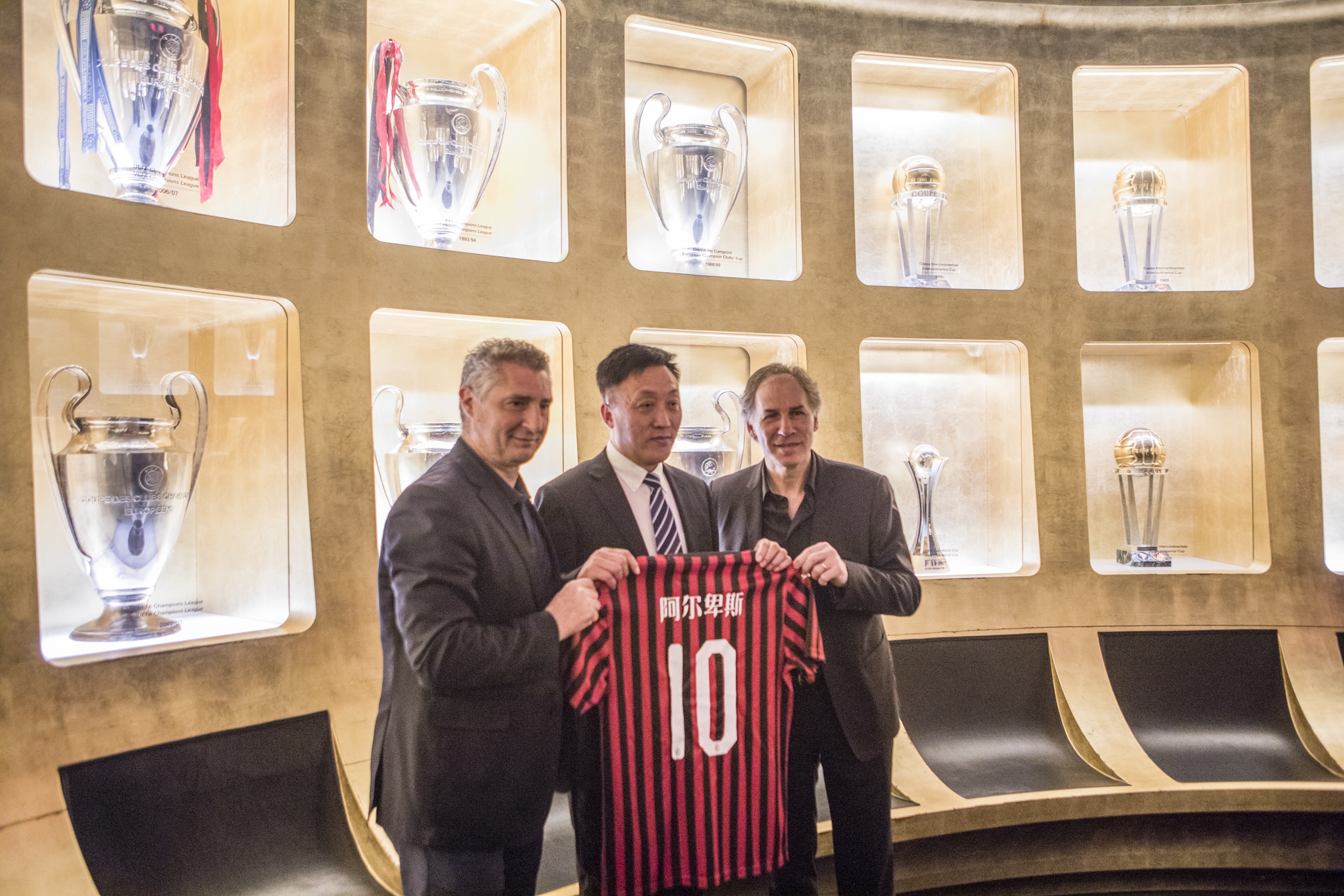 慕尼黑晚报：两名葡体球迷燃放烟火导致球迷和安保受伤被捕