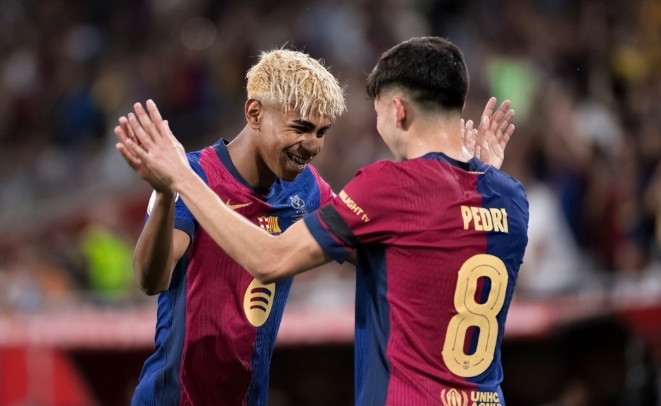 不和谐，太阳报：拜仁球迷在赛前与现场警察和安保发生冲突