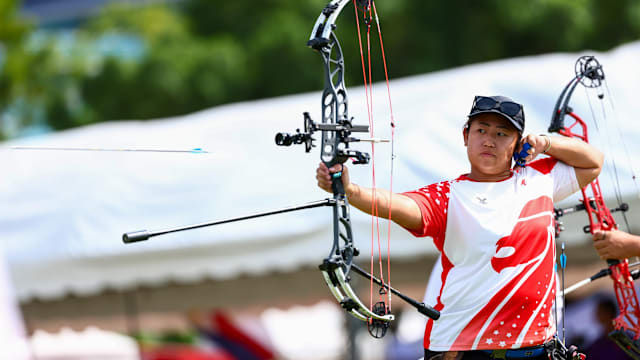阿莫林抱头无奈！曼联队长补时踢飞空门+2次高射炮 尴尬40射门0球