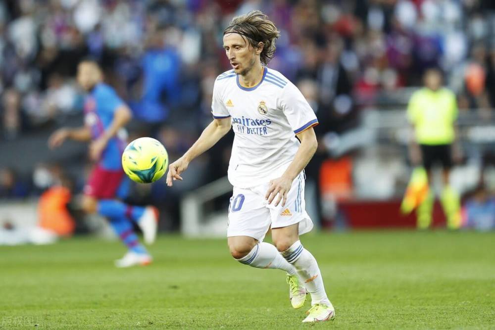 半场：科莫1-0萨索洛，杜维卡斯破门，尼科-帕斯倒钩射门被扑